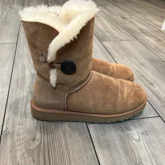 Barely worn authentic Uggs in chestnut - Picture 3 of 6